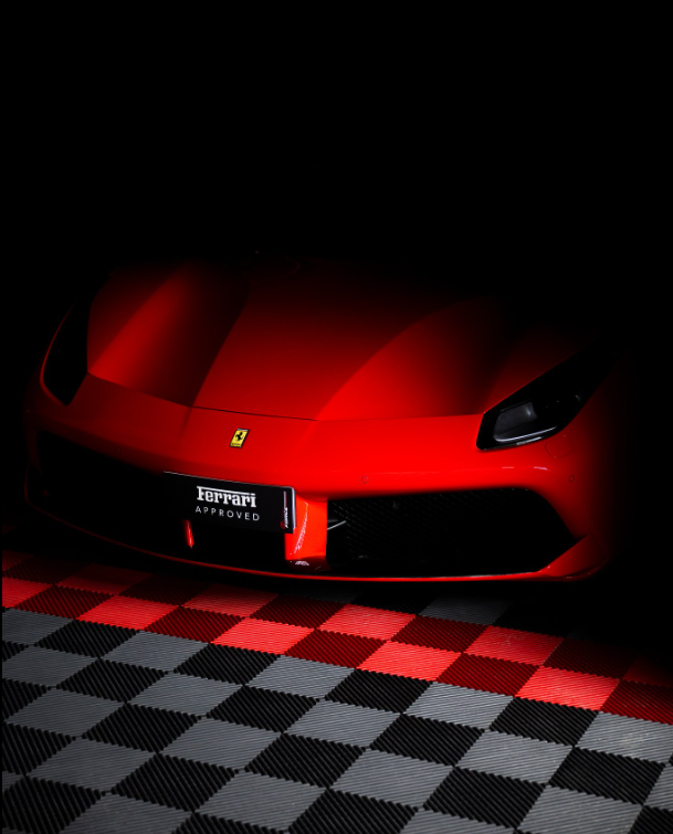 Ferrari rossa in showroom G Force Supercar