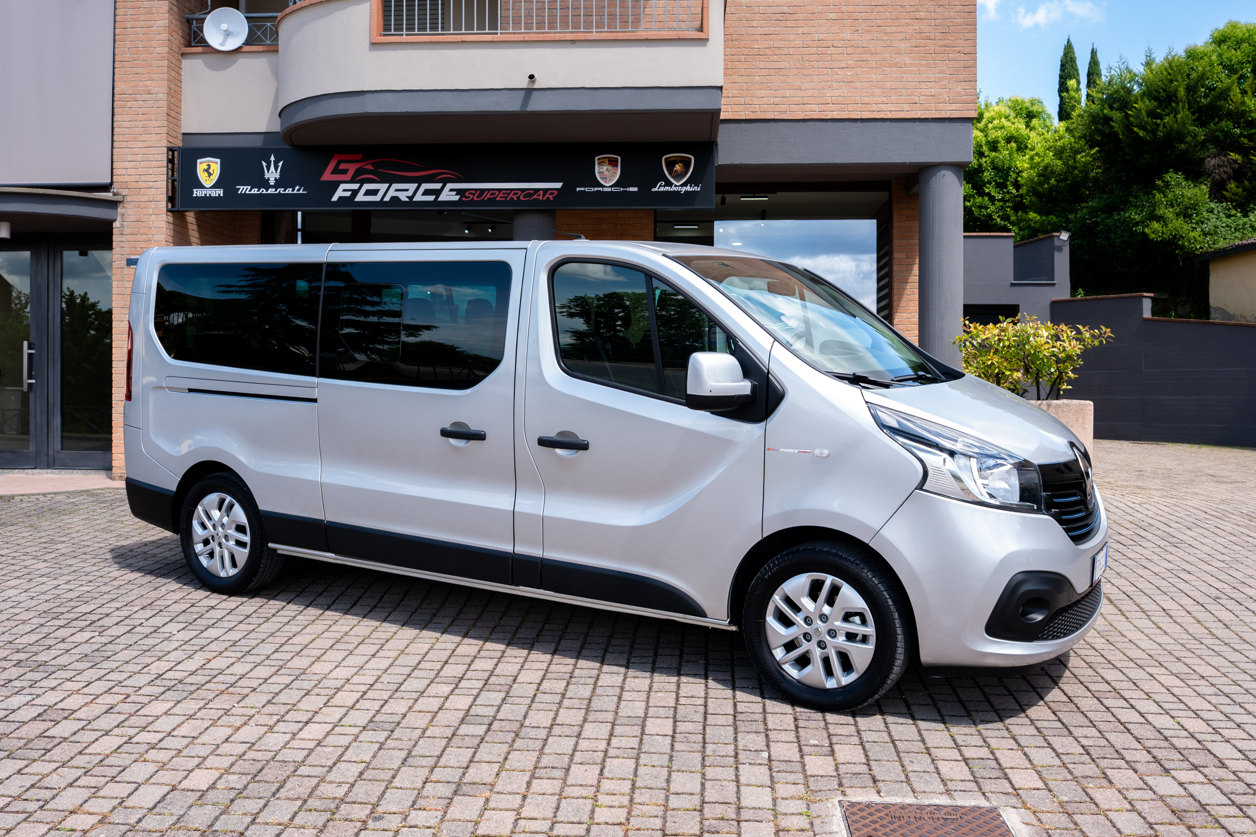 Furgone Renault 9 posti disponibile per noleggio
